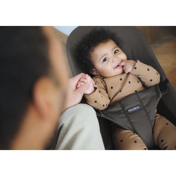 BabyBjorn Balance Soft Woven/Jersey Tmavě šedý + hračka k lehátku Googly Eyes, Rodzaj: Woven/Jersey Tri Fabric, Kolor: Ciemny szary, 18 zdjęcie