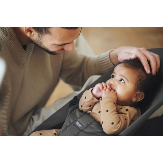 BabyBjorn Balance Soft Woven/Jersey Tmavě šedý + hračka k lehátku Googly Eyes, Rodzaj: Woven/Jersey Tri Fabric, Kolor: Ciemny szary, 20 zdjęcie