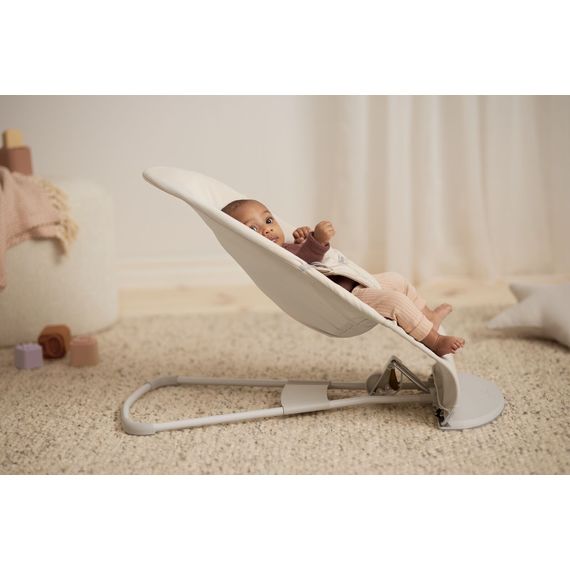 BabyBjorn Balance Soft Woven/JerseyTri Fabric Jasny Beż + zabawka do leżaczka Googly Eyes, Rodzaj: Woven/Jersey Tri Fabric, Kolor: Jasny Beige, 21 zdjęcie